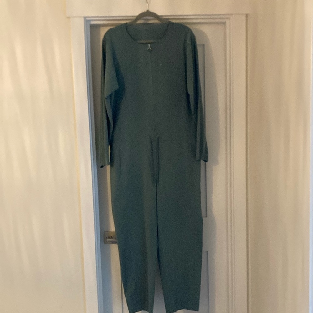 Lululemon Ventlight Zippered
Jumpsuit NWT Size 10